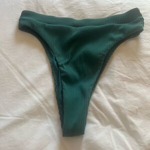 Green ribbed bikini bottoms 🍃🌊